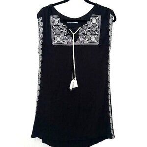 Maurices Black & White Embroidered Sleeveless Top M